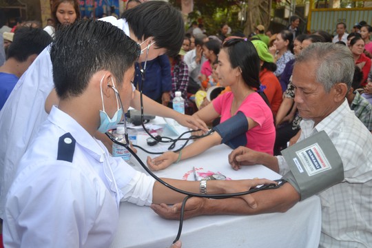 Khám bệnh cho người nghèo tại huyện Chơn Thành, tỉnh Bình Phước vào sáng 27-3