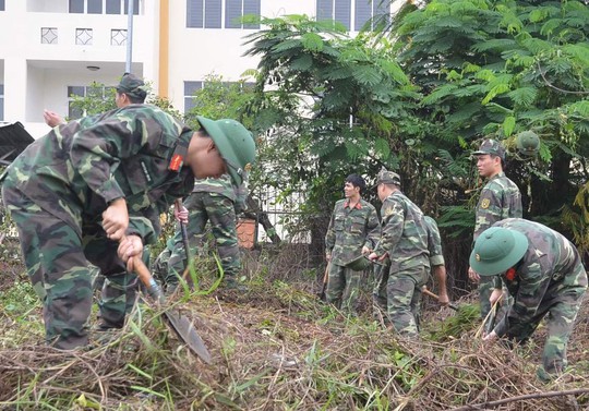 Các chiến sĩ tình nguyện tổng vệ sinh tuyến kênh rạch Bà Cả và rạch Bà Dơi ở quận 8, TP HCM