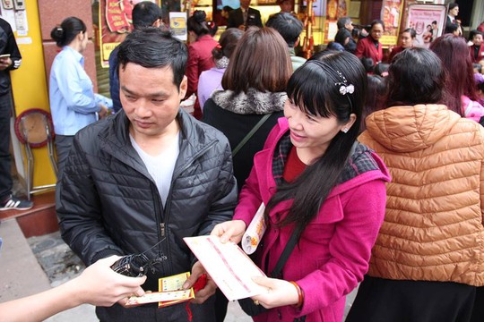
Người dân ở Hà Nội vui mừng khi sở hữu sản phẩm cầu may - Ảnh: Phương Nhung

