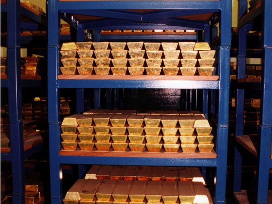 Trung bình mỗi thanh vàng nặng 400 ounce. Một tấn vàng tương đương 80 thanh.
