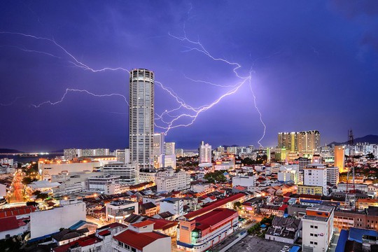 
Celestial Reverie - chủ đề Thành phố - tác giả Jeremy Tan. Ảnh ghi lại những tia sét trên bầu trời ở TP đảo Penang (Malaysia). Trong ảnh là tòa cao ốc Komtar Tower, biểu tượng của George Town.
