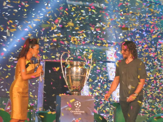 Danh thủ Carles Puyol giới thiệu chiếc cúp bạc huyền thoại UEFA Champions League đến người hâm mộ