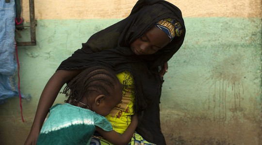 
Trẻ em và thiếu nữ tại Trung Phi, một trong những quốc gia nghèo nhất thế giới. Ảnh: Reuters
