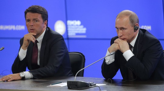 
Thủ tướng Italia Matteo Renzi và Tổng thống Nga Vlamir Putin tại Diễn đàn Kinh tế quốc tế St. Petersburg. Ảnh: TASS
