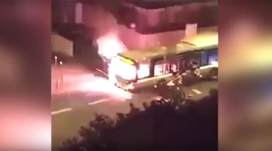 
Chiếc xe buýt bốc cháy vì bom xăng. Ảnh: Daily video
