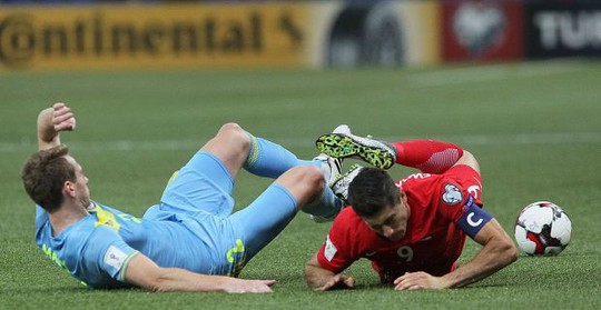 
Lewandowski bị các hậu vệ Kazakhstan chăm sóc kỹ
