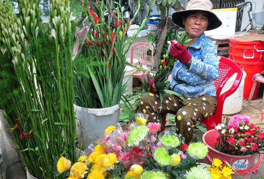 
Hoa tươi trong phiên chợ quê.
