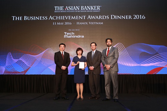 
Đại diện MB nhận giải thưởng “The Asian Banker Transaction Banking Award 2016 – The Best FX Bank in Vietnam” cho ngân hàng cung cấp sản phẩm ngoại hối tốt nhất Việt Nam năm 2016.
