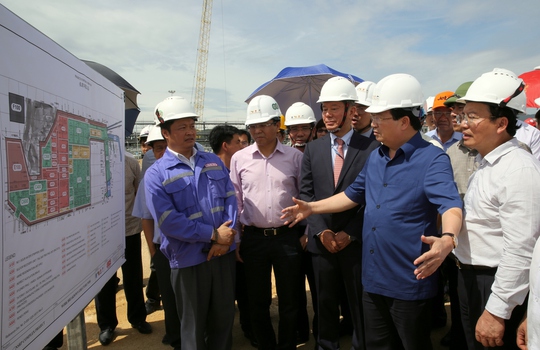
Phó Thủ tướng Trịnh Đình Dũng đi kiểm tra khu kinh tế Nghi Sơn - Ảnh: Xuân Tuyến
