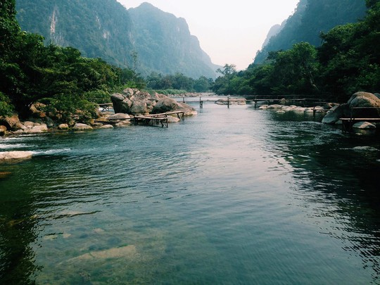 Các hãng máy bay trong nước đều có chuyến bay đến sân bay Đồng Hới (Quảng Bình) hàng ngày, nên rất tiện cho du khách tới tham quan.