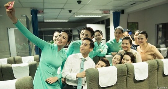 
Ngọc Hân chụp ảnh selfie cùng Hứa Vĩ Văn và các tiếp viên hàng không của Vietnam Airlines
