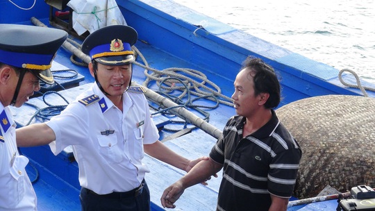 
Sóng to gây khó khăn cho việc cứu hộ tàu của ngư dân (Ảnh: Cảnh sát biển)
