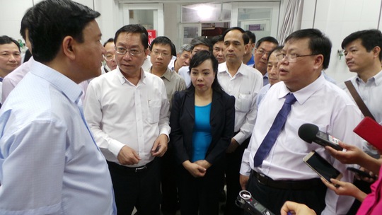 Bí thư Thành ủy TP HCM Đinh La Thăng (bìa trái) thị sát Bệnh viện Chấn thương Chỉnh hình TP