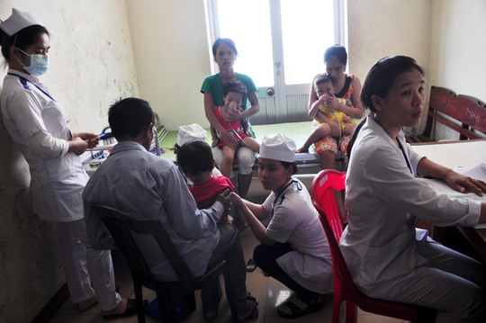 Vì nắng nóng kéo dài, khoa nhi Bệnh viện đa khoa Quảng Ngãi có khá đông trẻ em nhập viện vì mắc các bệnh do thời tiết nắng nóng. 