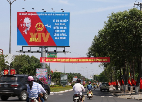 
Tại TP Tam Kỳ, tỉnh Quảng Nam cờ hoa rợp trời
