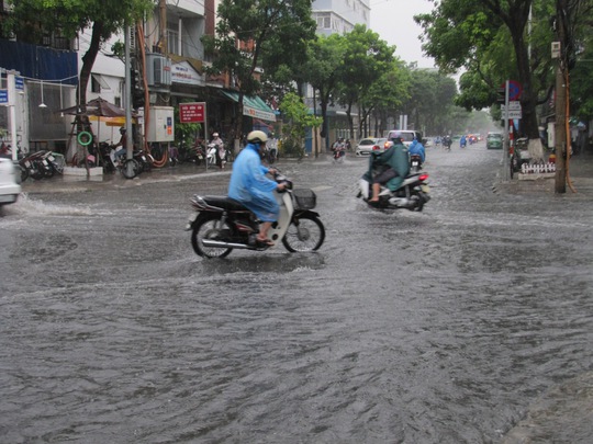 Góc ngã tư Quang Trung- Nguyễn Thị MInh Khai ngập nặng