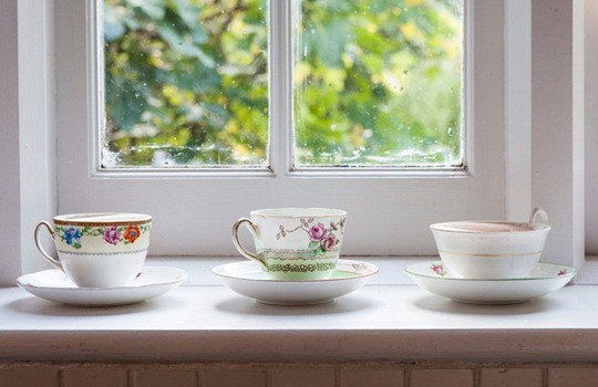 
Góc thưởng trà lý tưởng nơi cửa sổ ngập sáng với những tách trà đậm chất vintage cổ điển.
