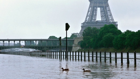 Mực nước các con sông ở Paris dâng cao hôm 1-6. Ảnh: AP
