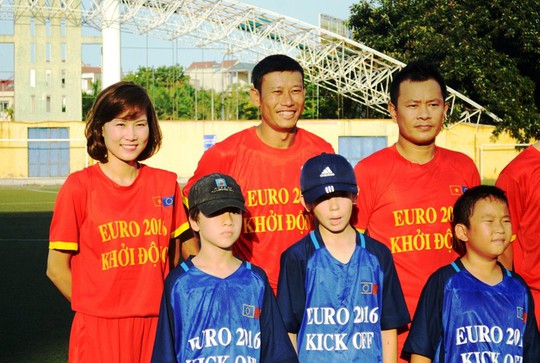 
Bên đội Bộ Ngoại giao Việt Nam có sự góp mặt của 2 cựu thành viên đội tuyển Quốc gia Việt nam là Thạch Bảo Khanh (thứ 2 từ trái qua) và Ngọc Châm (bìa trái)

 
