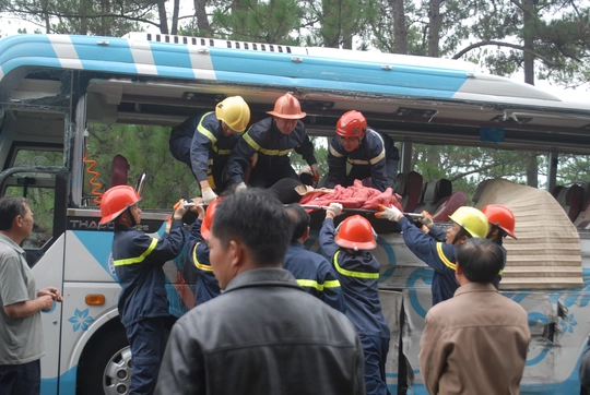 Lực lượng cứu hộ đang tìm cách đưa các nạn nhân ra ngoài