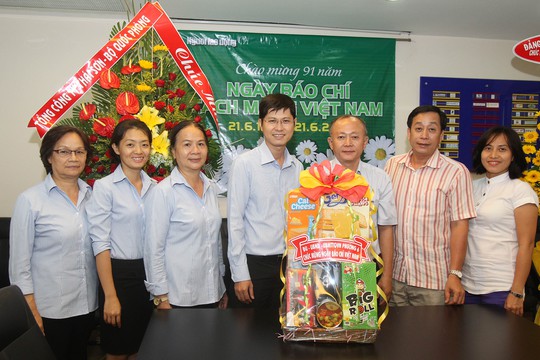 
UBND phường 6, quận 3, TP HCM chúc mừng Báo Người Lao Động
