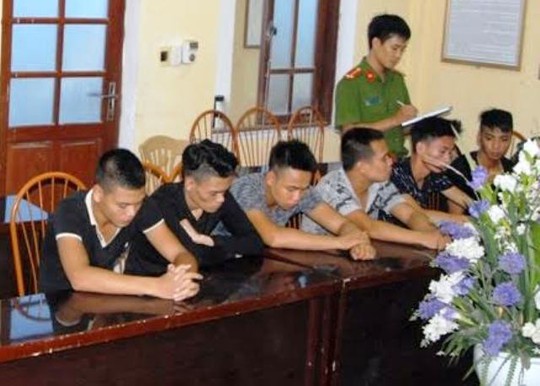 
Những thanh niên liên quan đến vụ hỗn chiến khiến 1 người bị chém chết đang bị Công an tỉnh Hà Nam tạm giữ
