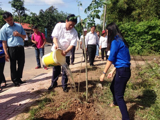 
Bí thư Đinh La Thăng tưới nước cho cây xanh
