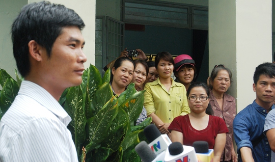 
Đông đảo người dân xã Đạ Oai tự hào về hành động dũng cảm của Phan Văn Bắc.
