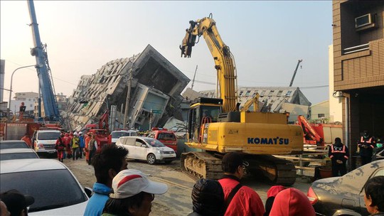 Nhiều nhà cao tầng ở Đài Nam bị đổ sập. Ảnh: Anadolu
