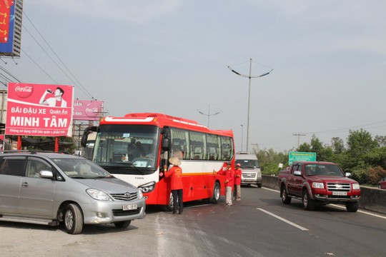 
 Nhưng xe ô tô lại phải xếp hàng chờ “bò” qua khỏi quán ăn vì xung đột với xe ra vào quán.
