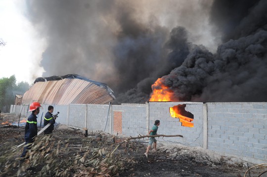 Lực lượng PCCC đang dập lửa tại bãi phế liệu ở phường Trảng Dài, TP Biên Hòa, tỉnh Đồng Nai