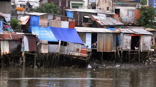 Cảnh nhếch nhác tại khu ổ chuột ven rạch Bùi Hữu Nghĩa (quận Bình Thạnh, TP HCM) Ảnh: GIA MINH