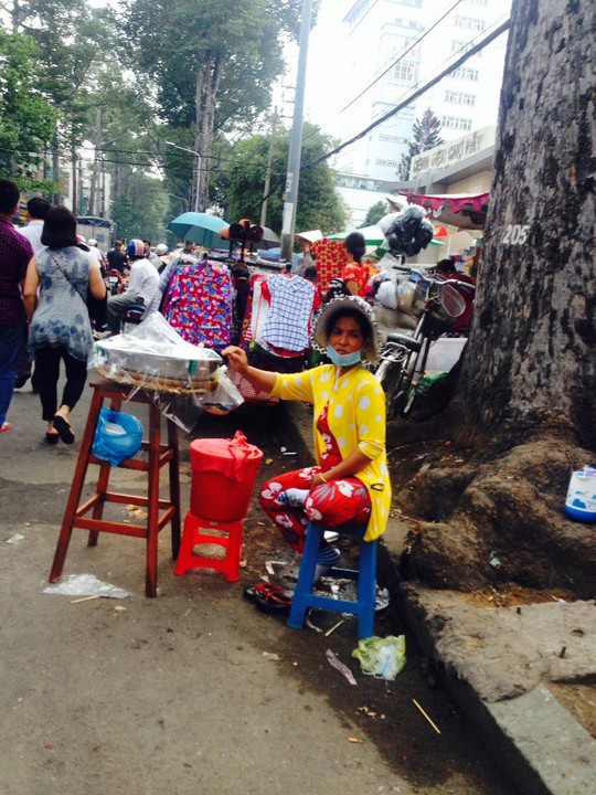 Bán hàng dưới lòng đường Nguyễn Chí Thanh, trước Bệnh viện Chợ Rẫy Ảnh: PHẠM DŨNG