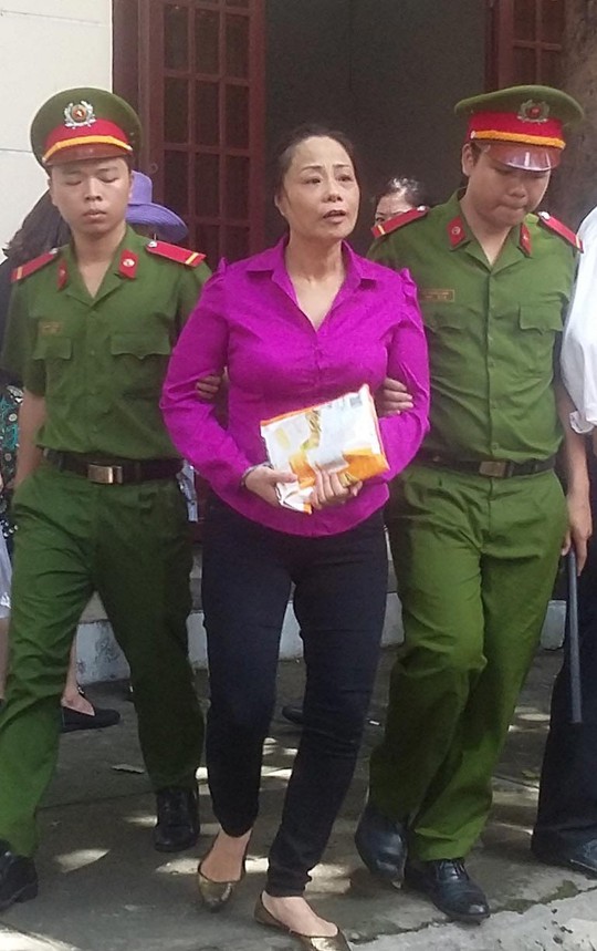 
Dẫn giải bà Trương Thị Tuyết Nga về trại giam
