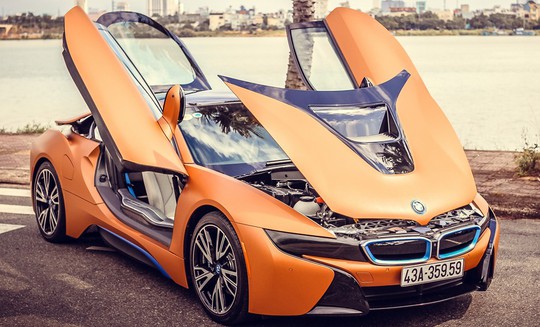 BMW i8 sở hữu động cơ điện ở phía trước và một động cơ xăng 3 xi-lanh, dung tích 1.5L ở phía sau, cho tổng công suất 362 mã lực và mô-men xoắn cực đại 570 Nm. Xe có khả năng tăng tốc 0-100 km/h trong 4,4 giây, trước khi đạt tốc độ tối đa 250 km/h.