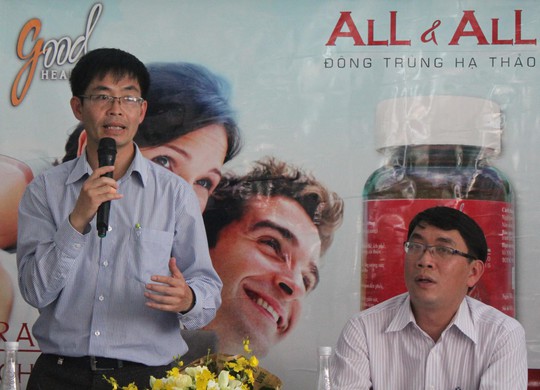 TS Trương Bình Nguyên (đứng) và TS Đinh Minh Hiệp trong buổi ra mắt giới thiệu sản phẩm đông trùng hạ thảo