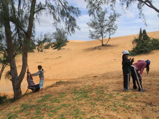 Phút giải lao hiếm hoi của các em nhỏ trên đồi cát