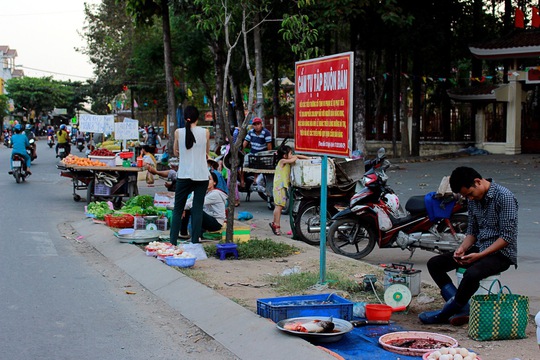 Bất chấp biển cấm, người dân vẫn buôn bán trên đường Đình Phong Phú (quận 9, TP HCM)
