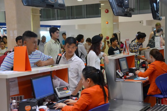
Sân bay Tân Sơn Nhất phải hoạt động gấp đôi công suất Ảnh: TẤN THẠNH
