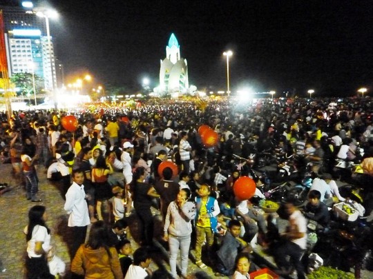 Bắn pháo hoa mừng Xuân Ất Mùi 2015 tại TP Nha Trang, tỉnh Khánh Hòa Ảnh: KỲ NAM