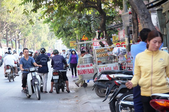 Theo báo cáo, đường Nguyễn Kiệm (Gò Vấp) đã hết nạn lấn chiếm vỉa hè nhưng ghi nhận thực tế của phóng viên vào chiều 26-2 cho thấy hoàn toàn ngược lại