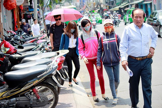 Người đi bộ phải xuống lòng đường Nguyễn Thị Minh Khai (quận 1) để lưu thông vì vỉa hè bị chiếm dụng làm nơi giữ xe Ảnh: QUỐC CHIẾN