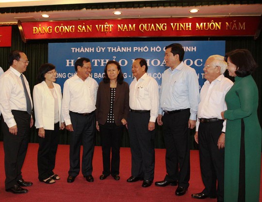 Các đại biểu trao đổi với bà Trần Hồng Ánh (thứ tư, từ trái sang) - con ông Trần Bạch Đằng