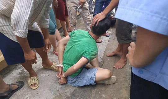 Người dân bắt giữ kẻ trộm xe máy trên đường Tân Hưng Thuận 5 (phường Tân Hưng Thuận, quận 12, TP HCM) vào trưa 14-6 Ảnh: PHẠM DŨNG