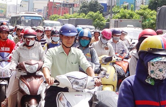 Giao thông ở TP.HCM trong vòng luẩn quẩn: Xe buýt kém, dân chuộng xe máy, thế là xe máy “vây” và xe buýt không phát triển được. Ảnh: KB