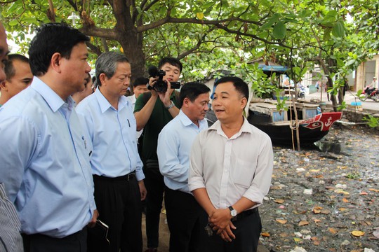 
Bí thư Thành ủy TP HCM Đinh La Thăng (bìa trái) và Phó Chủ tịch UBND TP Lê Văn Khoa (thứ hai từ trái sang) thị sát tại tuyến kênh Hóc Môn bị người dân phản ánh gây ô nhiễm
