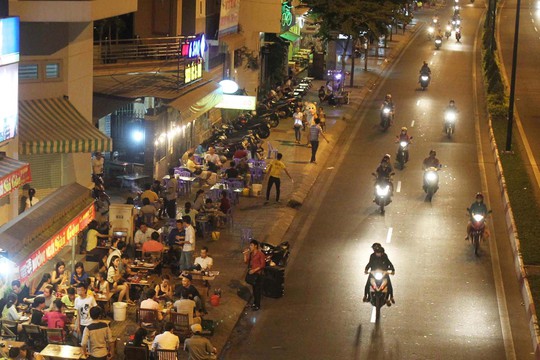 Nhiều nơi trên vỉa hè đường Phạm Văn Đồng biến thành quán nhậu Ảnh: HOÀNG TRIỀU