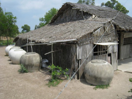 Người dân xã Biển Bạch, huyện Thới Bình, tỉnh Cà Mau dùng lu để dự trữ nước trong mùa mưa Ảnh: DUY NHÂN