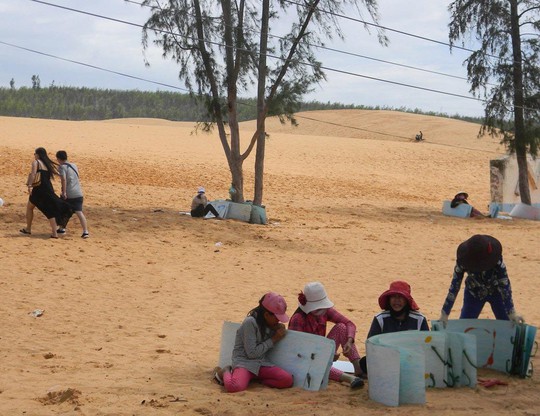 Những phụ nữ tranh thủ lúc nghỉ ngơi để hỏi han, tâm sự với nhau