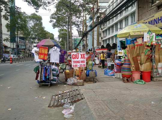 Đoạn vỉa hè trên đường Trần Hưng Đạo, trước Bệnh viện Chấn thương Chỉnh hình (phường 1, quận 5), bị chiếm dụng để kinh doanh Ảnh: GIA MINH